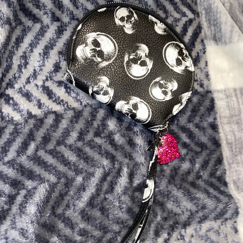 NWOT Music Lover Skull Print Wristlet